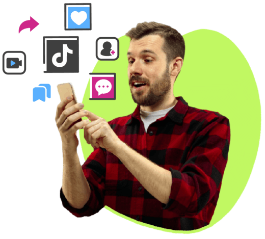 hombre hablando por teléfono usando tiktok para hacer crecer su negocio