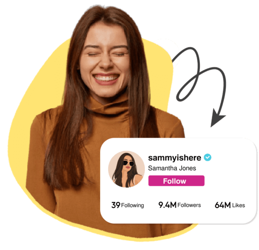 mujer sonriendo porque su cuenta de tiktok se hizo famosa