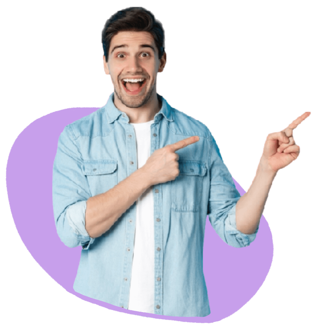 hombre de azul sonriendo y apuntando hacia la derecha