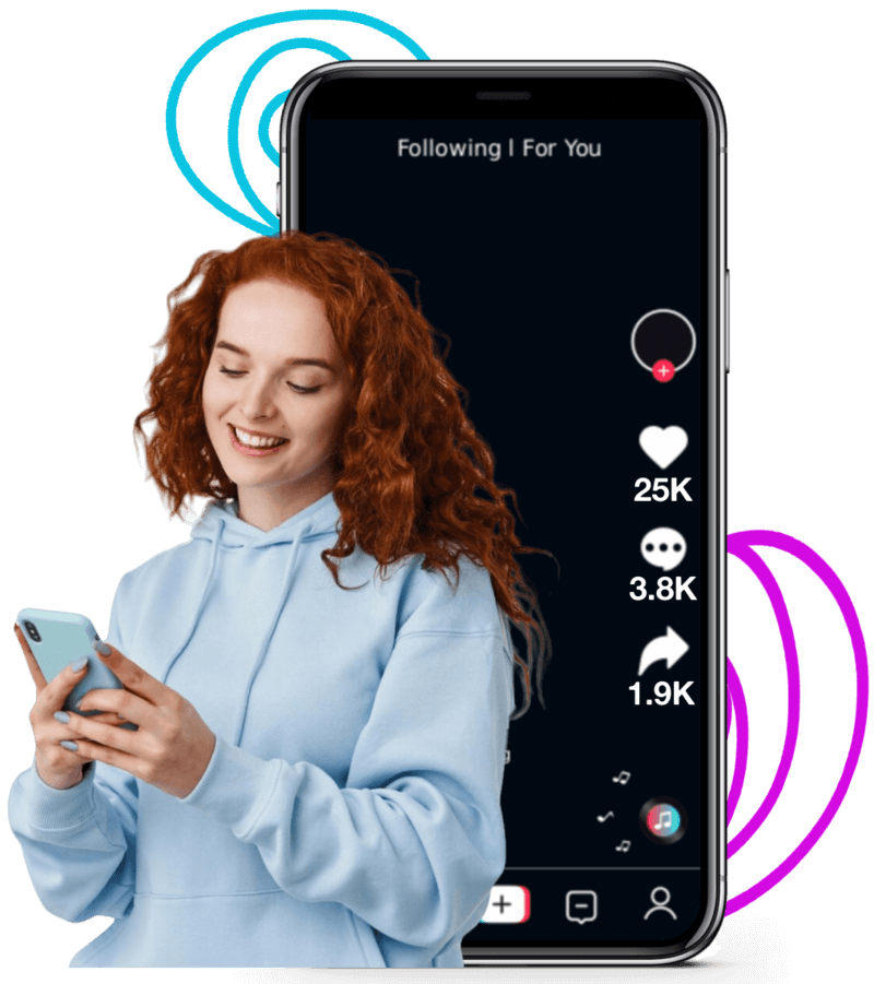 mujer en su teléfono parada frente a la aplicación tiktok